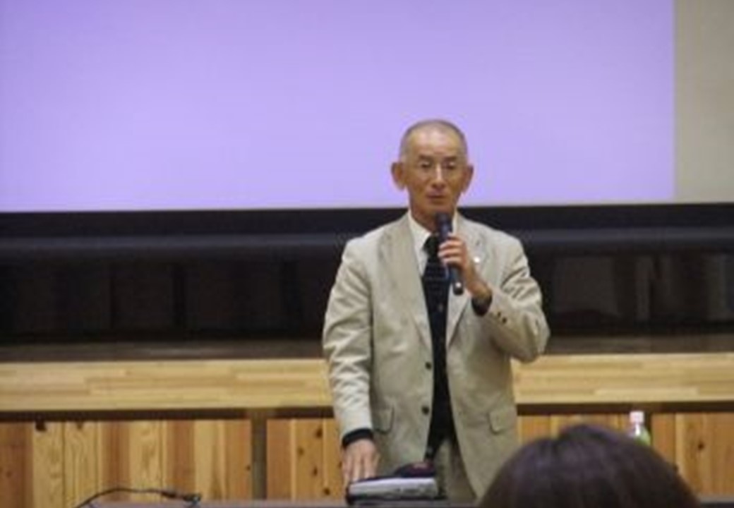 講演を行う東海大学　体育学部教授　小澤治夫先生の姿の写真