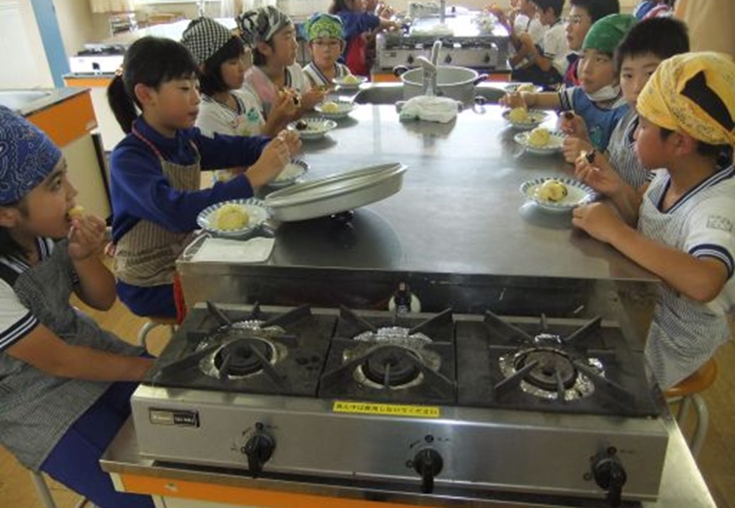 4年生のとうもろこしまんじゅうを食べている様子