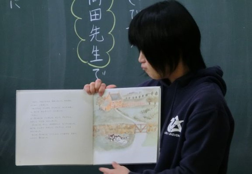 先生1名が絵本の読み聞かせを行っている様子