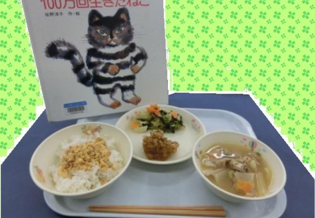 献立（麦ご飯・とらねこふりかけ・鶏肉のねぎソース・小松菜のおひたし・豚汁）の写真