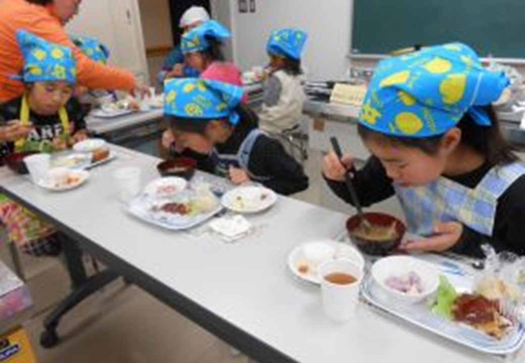 児童が作った料理を食べている様子