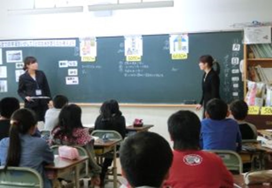 教室で小学生が先生の授業を聞いている様子